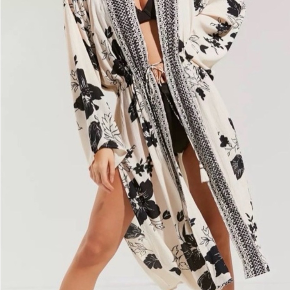 Billabong Monochrome Floral Kimono Robe